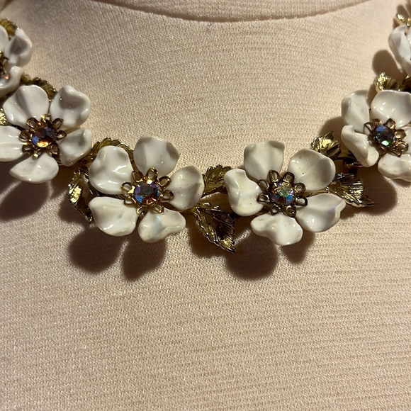 Vintage silvertone Listner Floral Necklace w/ white petals & rhinestone centers - Picture 5 of 9